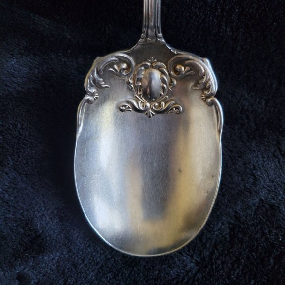 Antique Wm A Rogers A1 Silverplated Berry Spoon - Warwick Pattern, Monogrammed - Picture 4 of 5
